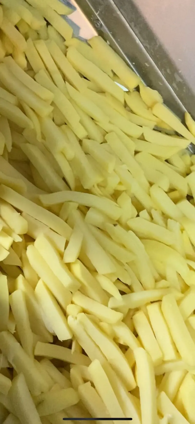 Patata recién cortada en bastón